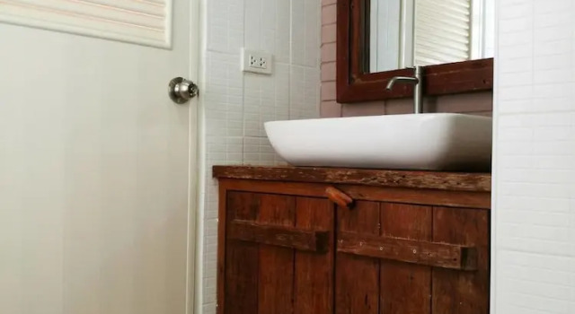 Вилла с балконом и с видом на реку The Goodville Cottage