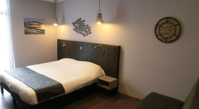Четырёхместный номер Standard с балконом и с видом на море Hotel Sur Le Quai