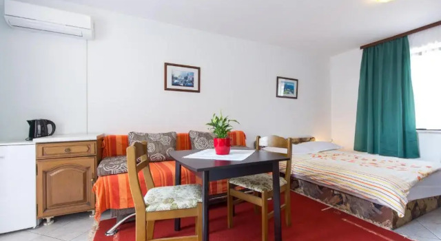 Guesthouse Nihada, Prenota Hotel Hotel a Isole Quarnerine con parcheggio, Parcheggio