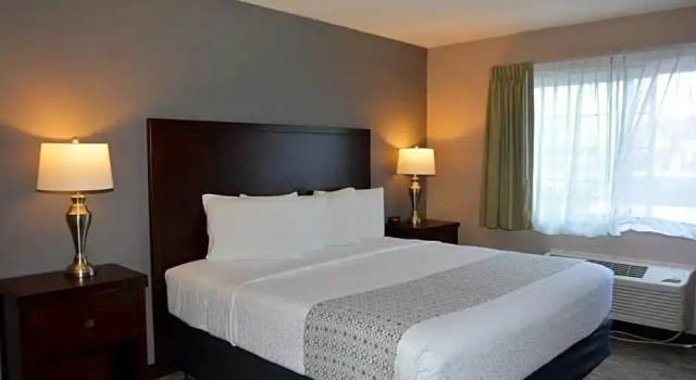 Номер Executive с видом на улицу FairBridge Inn & Suites DuPont