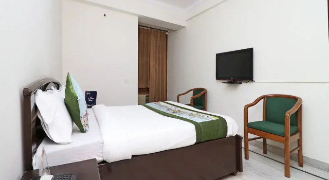 OYO 9948 Hotel Apple Pie, Забронировать Отель Нойда штат Уттар-Прадеш