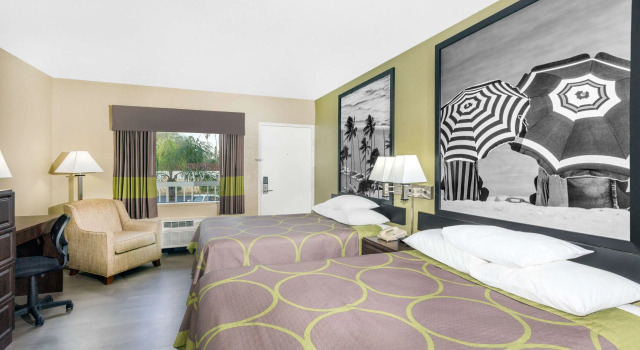 Super 8 by Wyndham Sarasota Near Siesta Key, Забронировать Отель Сарасота Sarasota Area, рядом с Художественный музей Джона и Мейбл Ринглинг