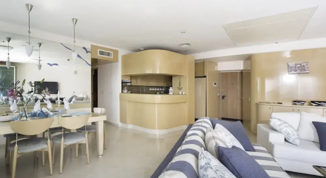 Luxurious 2BR w/ Panoramic Sea View by Sea N' Rent, Забронировать Отель Отели Тель-Авива с парковкой, рядом с Пляж Иерусалим, Парковка