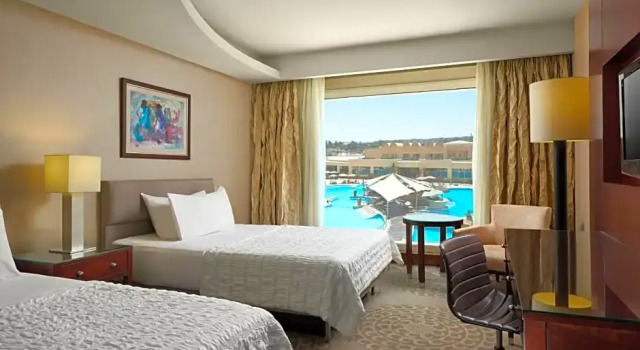 Четырёхместный номер Premium с видом на бассейн Le Meridien Pyramids Hotel & Spa