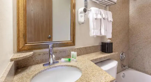Четырёхместный номер Deluxe AmericInn by Wyndham Willmar