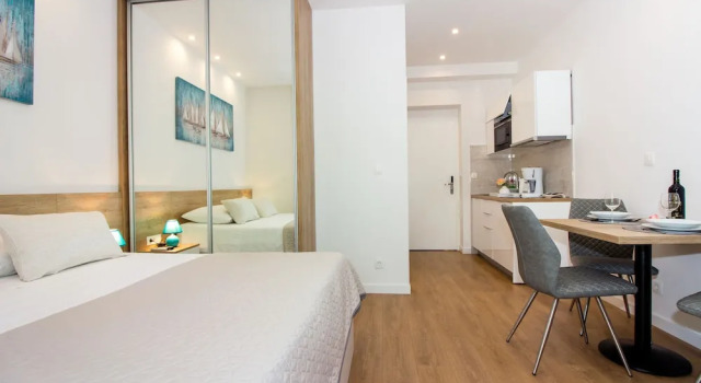 Студия с балконом Lugo Apartments