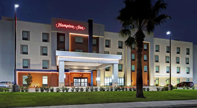 Кровать в общем номере Hampton Inn Weslaco