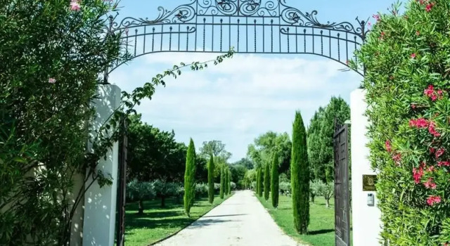 Вилла Proven ale House With Pool and spa