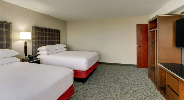 Четырёхместный люкс с 2 комнатами Drury Inn & Suites St Joseph