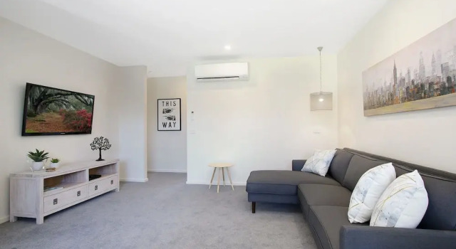 18 on Rayner - swish apartment Myrtleford, Book Apartment  