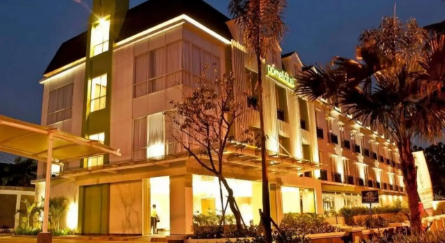 Кровать в общем номере Pomelotel Patra Kuningan Jakarta