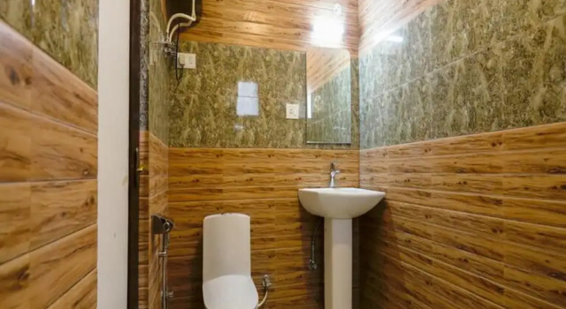 Номер Standard с балконом и с частичным видом Varuni Gd Hotel Mcleodganj
