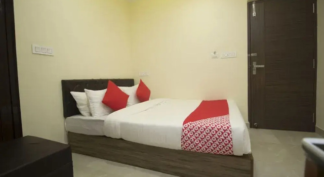 OYO 24810 Silver Crescent