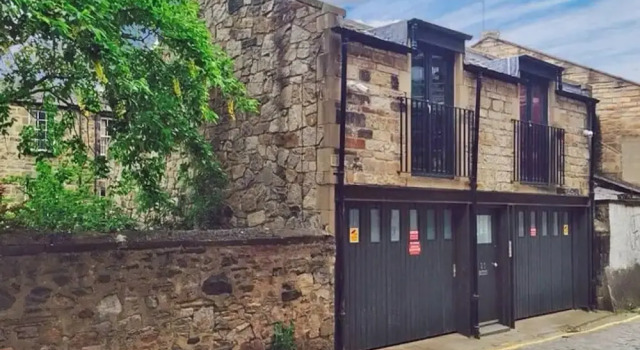 Stylish 1 Bedroom Edinburgh Mews House, Забронировать Отель Бротон Эдинбург, рядом с Национальный музей Шотландии