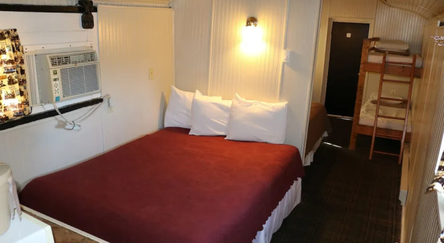 Шестиместный номер Standard Red Caboose Motel & Restaurant