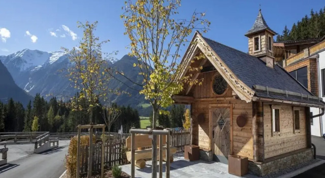 Stylish Alpine Chalet With Carport
