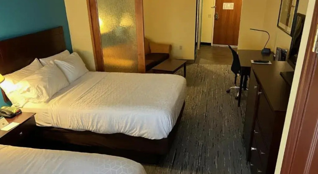 Четырёхместный номер Standard Holiday Inn Express & Suites Harrisburg West