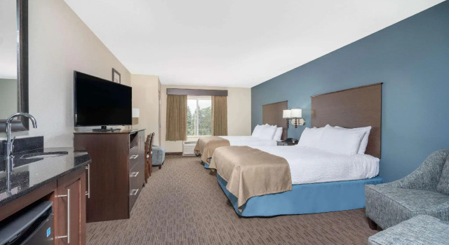 Четырёхместный номер Superior AmericInn by Wyndham Windom