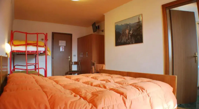 Четырёхместный номер Standard с балконом Albergo Lucia