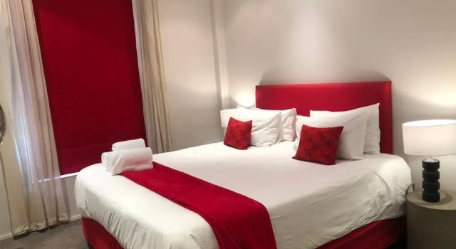Lovely one Bedroom Open Plan Apartment, Забронировать Апартаменты/квартира Отели Cape Peninsula с парковкой, Парковка