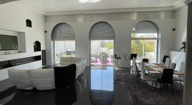 Вилла Deluxe Villa spacieuse avec piscine 350m2 5 chambres terrain de 1500m2 arboré parking privé