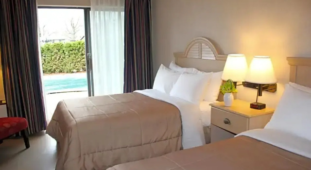 Номер Economy с видом на бассейн Confederation Place Hotel