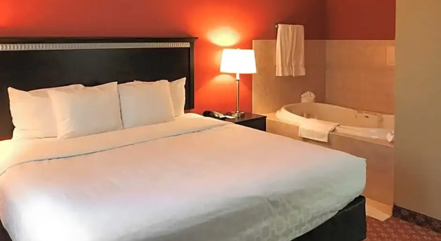 Двухместный люкс Clarion Hotel & Conference Center Toms River