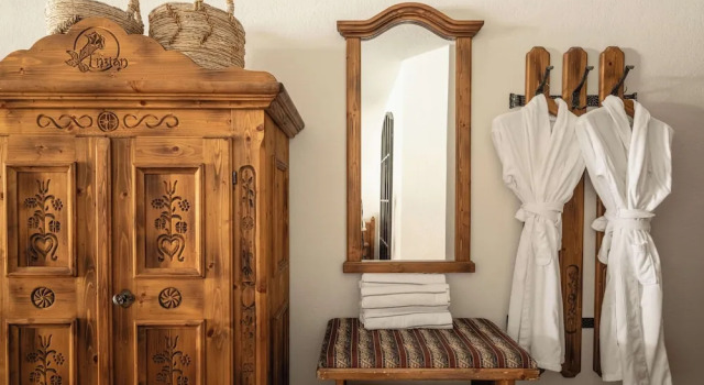 Четырёхместный номер Deluxe с видом на бассейн Enzian Inn