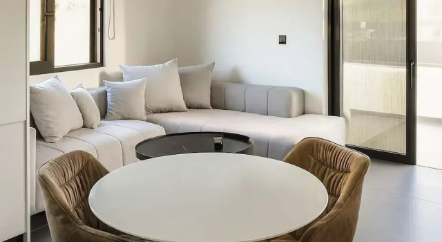 Коттедж White and Black Cozy Suite in Aegina