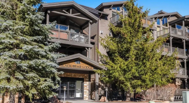 Mountain Charm, Stone Fireplace, Chef's Kitchen, & Balcony Cedar Ridge by Avantstay, Varaa Lomakoti Park City 