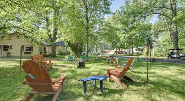 Коттедж с 2 комнатами Family-friendly Cabin: Walk to Lake Access!