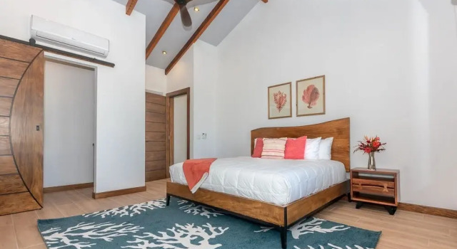 Casa Coral And Casa Palmera 4 Bedroom Home by RedAwning, Book Feriehus Sommerhuse i Roatan, Hytte