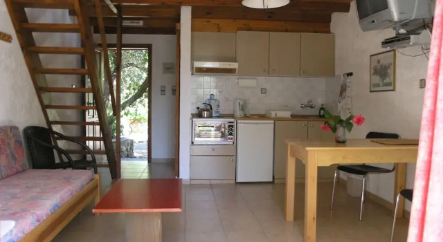 Семейный коттедж с 2 комнатами с балконом и рядом с пляжем Olive Tree Cottages