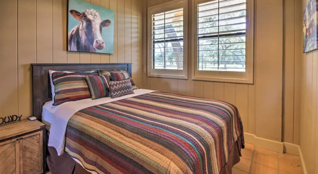 Lakefront Wallis Ranch w/ Private Beach & Patio!, Prenota Villa Cottage a Wallis, Cottage