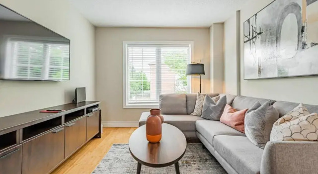 Коттедж Elegant 3 Bedroom House in Brampton