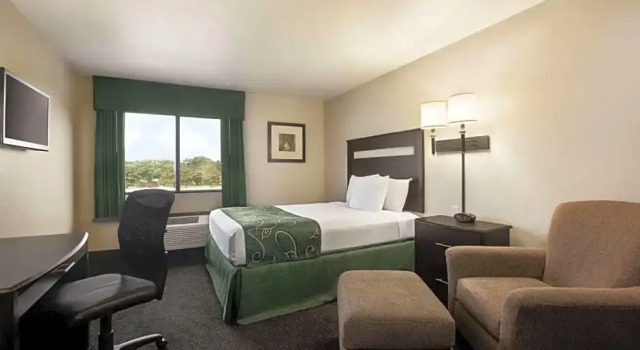Номер Deluxe Travelodge by Wyndham Livonia