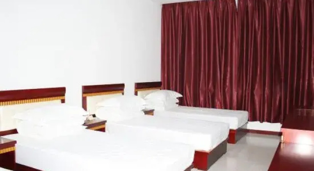Кровать в общем номере Youdian Hotel
