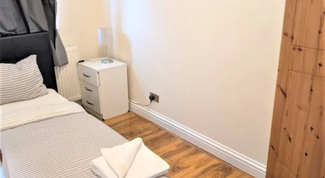 Коттедж Large & Cozy 5-bed House in a Quiet Dagenham Area