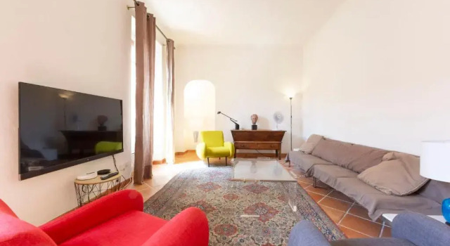 Large spacious 2 BDR apt heart of Antibes 300 meters from beach