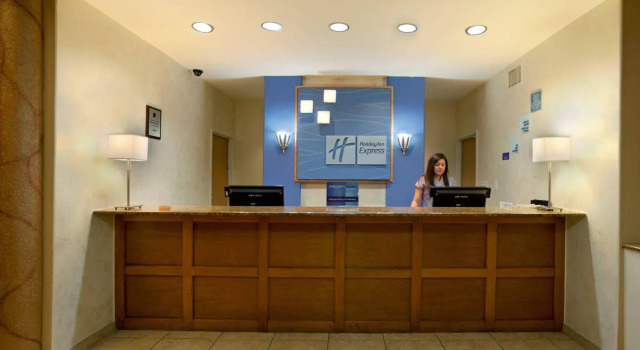Holiday Inn Express Hotel & Suites Elgin by IHG, Забронировать Отель Элгин Texas Hill Country