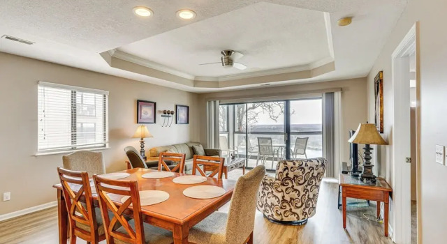Lake Ozark Condo Rental w/ View & Pool Access!, Prenota Appartamento Hotel a Missouri con parcheggio, Parcheggio