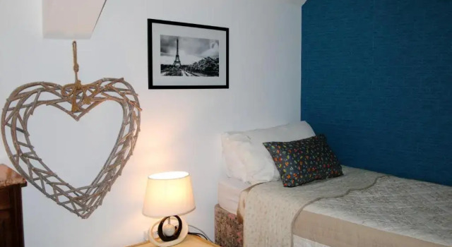 Коттедж c 1 комнатой Tower view 2 bedroom apartment - crocq creuse