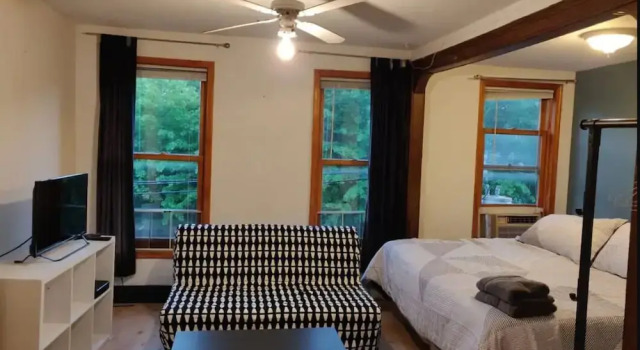 Serene Studio close to NYC. Walk to shops, PATH