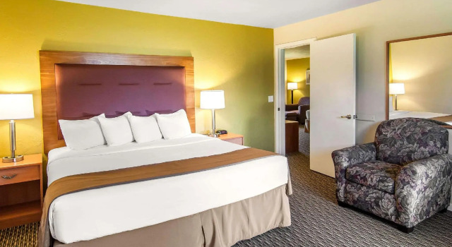 Четырёхместный люкс Quality Inn & Suites at Coos Bay