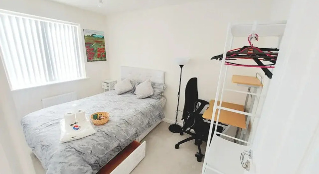 Room in Guest Room - Double Room, Full Kitchen, Smart TV, Shared Bathroom in 3-bed Home