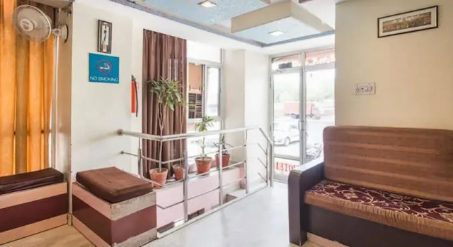 Hotel Abhiraj Palace