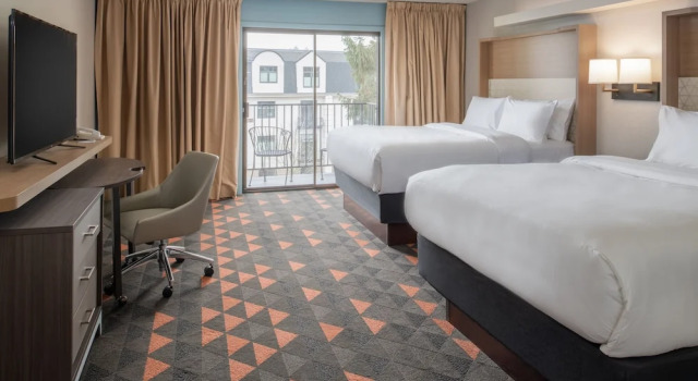 Четырёхместный номер Standard с балконом Holiday Inn Portland - Columbia Riverfront by IHG