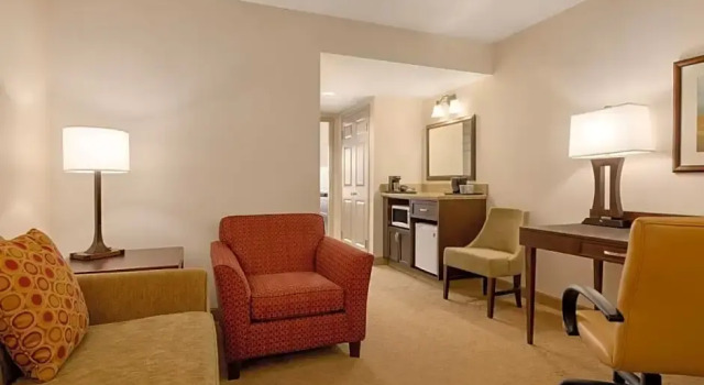 Четырёхместный люкс c 1 комнатой Country Inn & Suites by Radisson, Calgary-Northeast