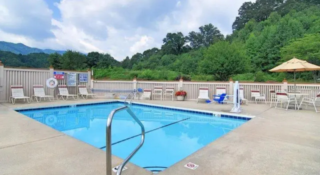 Кровать в общем номере Best Western Smoky Mountain Inn