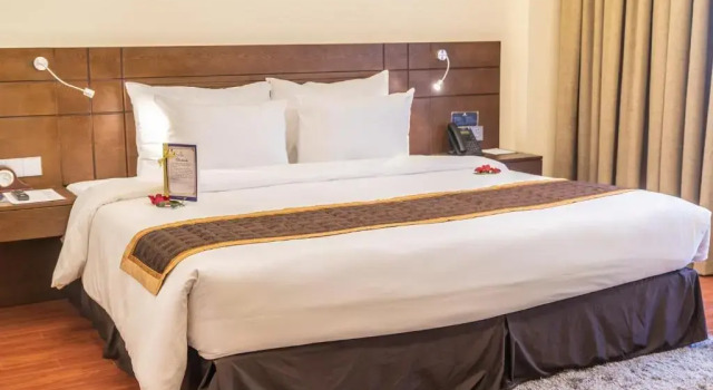 Люкс с балконом Sai Gon Phu Tho Hotel